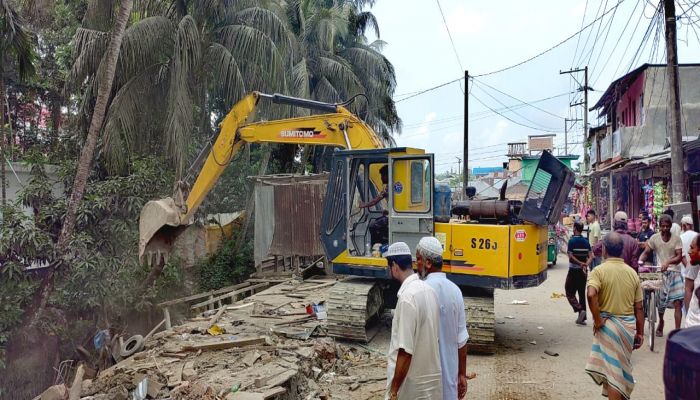 সুবর্ণচরে খাল দখলমুক্ত করতে প্রশাসনের অভিযান, ২৬টি অবৈধ দোকান উচ্ছেদ