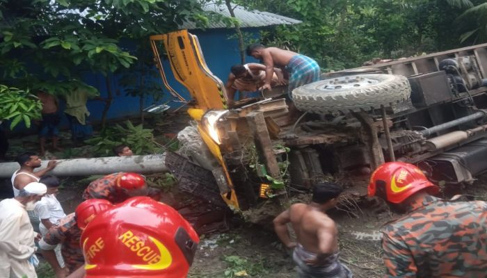 সুবর্ণচরে ট্রাক খাদে পড়ে চালক আহত