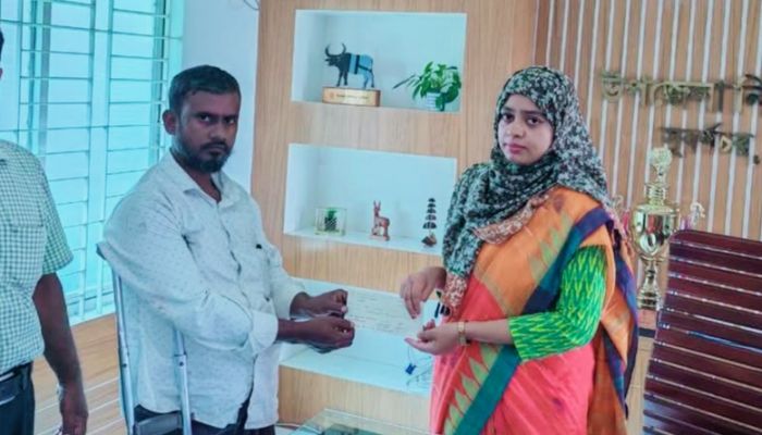 সুবর্ণচরে অসহায় ও জটিল রোগে আক্রান্তদের মাঝে সমাজসেবা পরিষদের চেক বিতরণ