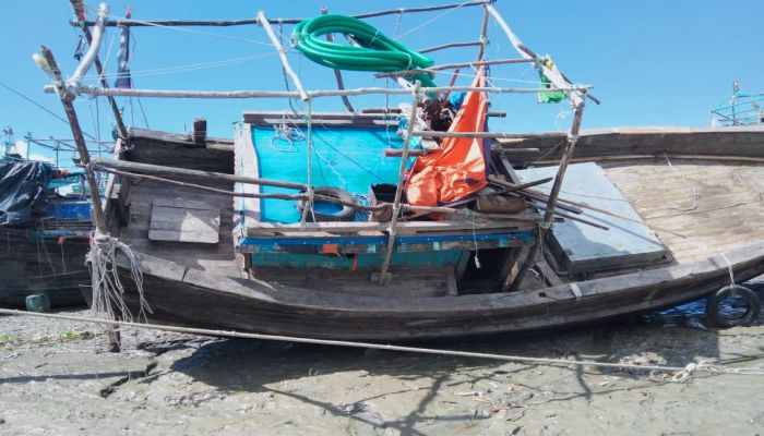 বাসানচর সংলগ্ন জেলে নৌকায় ডাকাতি, ৮ লাখ টাকার মালামাল লুট