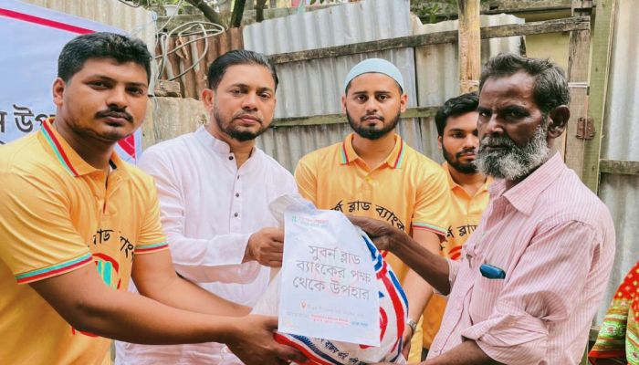 পবিত্র রমজান উপলক্ষে কড়াইল বস্তিতে সুবর্ণ ব্লাড ব্যাংক ঢাকা শাখার ইফতার ও ঈদ সামগ্রী বিতরণ